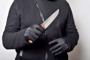 Cinci persoane rănite, inclusiv un poliţist, într-un atac cu armă albă