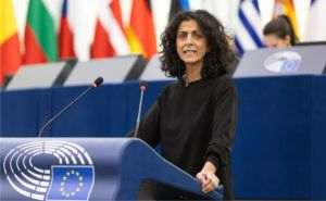 Marie Arena ar putea să fie sancţionată de Parlamentul European cu o amendă ce poate ajunge la 10.140 euro şi chiar ar putea să îi fie interzis să mai reprezinte Legislativul UE timp de un an, dacă cercetarea va constata că a încălcat codul de conduită al instituţiei respective.