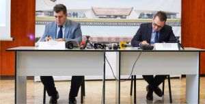 Procurorii din cadrul DNA - Serviciul Teritorial Timişoara au reţinut că în cursul lunii aprilie 2022, suspectul Petru Ceşa, la instigarea lui Ion Simu-Alexandru (stânga în foto), şi-ar fi arogat atribuţiile funcţiei de director general al CFR SA - cu toate că nu deţinea această funcţie sau o împuternicire în acest sens - şi a emis două decizii, prin cea de-a doua numindu-l pe acesta din urmă la conducerea Sucursalei Regionalei de Căi Ferate Timişoara. (Sursa foto: facebook / CFR Infrastructură).