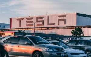 Cathie Wood a cumpărat acţiuni Tesla de 47 milioane de dolari, săptămâna trecută