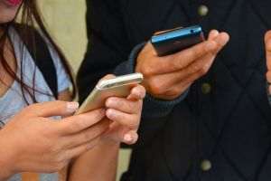 Livrările globale de smartphone-uri au scăzut în trimestrul patru
