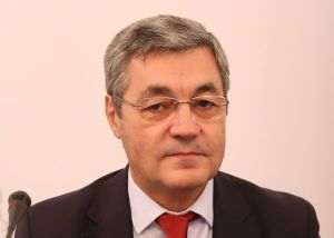 "Dezvoltăm programe în parteneriat cu băncile pentru persoane fizice"