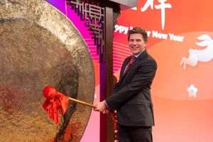 Nicolas Aguzin, directorul executiv al HKEx, la ceremonia de la intrarea în Anul Iepurelui. (Sursa foto www.hkex.com.hk)