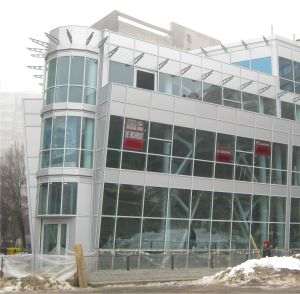 Din totalul spaţiilor neocupate, jumătate (circa 250.000 de metri pătraţi) se află în clădirile care au fost construite cu peste 15 ani în urmă, cele mai multe dintre acestea având nevoie de investiţii de modernizare ca să atragă clienţi.