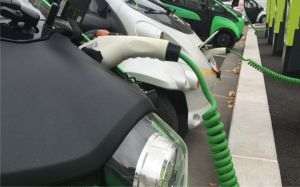 Numărul maşinilor electrice îl va depăşi pe cel al full hibridelor în 2023