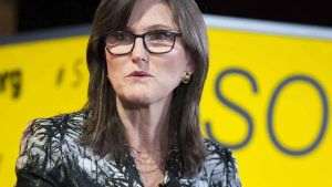 Cathie Wood crede că Tesla va fi liderul pieţei roboţilor-curier, a cărei valoare estimează că va ajunge la un trilion de dolari, în următorul deceniu. (Sursa foto: facebook / Cathie Wood).
