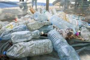 Teoretic sunt combătute, practic - deşeurile din plastic ne sufocă