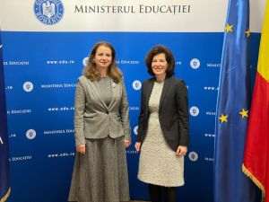 Ministrul Educaţiei, Doamna Ligia Deca, şi E.S. Doamna Laurence AUER, Ambasadorul Republicii Franceze la Bucureşti. (Sursă foto: Facebook / Ministerul Educaţiei - România)