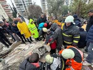 Strigăte rămase fără răspuns de sub ruine, în aşteptarea salvatorilor