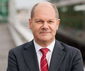 Olaf Scholz critică "competiţia publică" dintre ţări pentru trimiterea de arme în Ucraina
