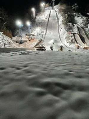 În perioada 16-19 februarie 2023, la Râşnov se va desfăşura Cupa Mondială de Sărituri cu Schiurile (FIS Ski Jumping World Cup). (Sursa foto: facebook / Ministerul Sportului).