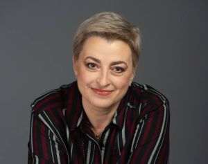 Sînziana Maioreanu: "Am lansat în septembrie 2022, Ghidul de educaţie financiară, unde am transpus informaţii din lumea financiară într-un limbaj mai prietenos, cu sfaturi şi exemple venite din experienţa noastră în domeniu, dar şi din experienţa noastră de părinţi. Ghidul este disponibil gratuit pe site-ul Aegon România şi a fost descărcat până în prezent de peste 500 de persoane". (Sursa foto: facebook / Sînziana Maioreanu)