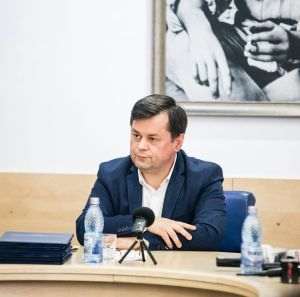 Primarul municipiului Târgu Jiu, Marcel Romanescu a declarat: "Recomand reprezentanţilor Consiliului Local şi ai Primăriei Municipiului Târgu Jiu în consiliile de administraţie ale unităţilor de învăţământ să susţină decizia organizării în perioada următoare a programelor «Şcoala Altfel» şi «Săptămâna Verde», care nu presupun activităţi în incinta şcolilor". (Sursa foto: Facebook / Marcel Romanescu)