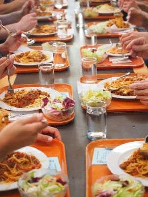 Cardurile pentru alimente şi mese calde au fost alimentate cu o nouă tranşă de 250 de lei