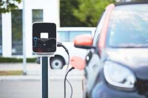 Vânzările de maşini electrice au crescut cu 28% în 2022
