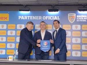 Foto (de la stânga la dreapta): Edward Iordănescu (selecţioner echipa naţională), Raul Filip (director de achiziţii Altex), Răzvan Burleanu (preşedinte FRF)