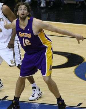 Los Angeles Lakers a retras tricoul cu numărul 16 purtat de spaniolul Pau Gasol