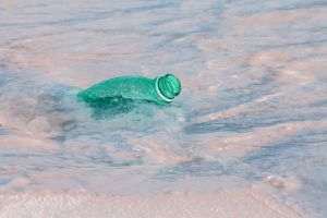 Cantitatea de plastic deversată în oceane creşte îngrijorător