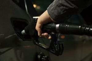 Preţurile petrolului au scăzut ieri cu aproape 2%