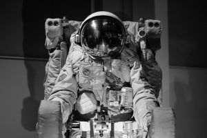 NASA a prezentat un nou costum spaţial pentru misiunea Artemis de aterizare pe Lună 