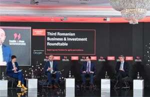 De la stânga la dreapta; Joan Hoey, director The Democracy Index, Sabin Sărmaş, preşedintele Comisiei pentru tehnologia informaţiei şi comunicaţiilor, Camera Deputaţilor, Sebastian Burduja, ministrul Cercetarii, Inovatiei şi Digitalizării, şi Mihnea Rădulescu, director Business Unit, Vodafone România. (Sursa foto: facebook / Oxigen)
