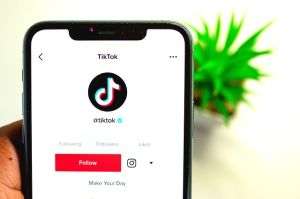 Marea Britanie interzice TikTok pe telefoanele guvernamentale