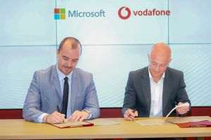 Bogdan Putinică, General Manager, Microsoft România şi Achilleas Kanaris, CEO, Vodafone România