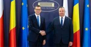Întâmpinarea oficială a prim-ministrului Republicii Polone, Mateusz Morawiecki (stânga), de către premierul român Nicolae Ciucă, la Palatul Victoria