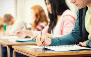 Simulare bacalaureat: elevii din partea minorităţilor naţionale susţin proba la limba maternă 