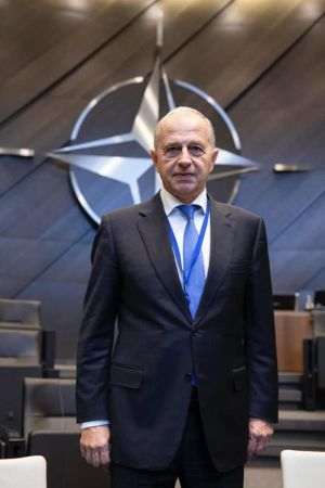 Mandatul lui Mircea Geoană ca secretar general adjunct al NATO a fost prelungit cu un an