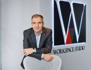 Horaţiu Didea, Managing Partner WorkSpace Studio, declară: "Noi reprezentăm local cei mai prestigioşi producători de mobilier şi soluţii premium pentru amenajări din lume, liderii pe segmentele lor de piaţă. Majoritatea dintre aceştia investesc deja de mulţi ani în producţie sustenabilă şi au o ofertă vastă pe zona economiei circulare. Ne mândrim cu faptul că încă de anul trecut Herman Miller foloseşte PET recuperate din ocean în toate scaunele Sayl şi Aeron pe care le produce. Anul trecut au fost recuperate şi folosite 23 de milioane de sticle de plastic, iar anul acesta valoarea se va dubla".