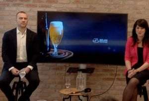 Dan Robinson, preşedintele Asociaţiei Berarii României şi Julia Leferman, directorul general al Asociaţiei Berarii României