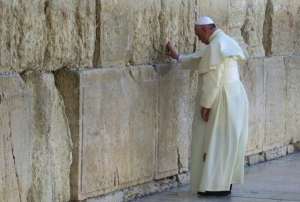 Papa Francisc la Zidul de Vest din Ierusalim, 2014.