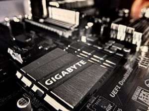 Intel va colabora cu Arm pentru compatibilitatea proceselor de fabricaţie a cipurilor