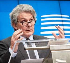 Comisarul pentru piaţa internă, francezul Thierry Breton, ar trebui să fie satisfăcut atât tâmp cât motorul industrial franco-italian şi-a tras partea leului din cheltuielile Uniunii Europene privind apărarea comună, aşa cum reiese din raportul Curţii de Conturi Europene (ECA) publicat, aseară, pe site-ul instituţiei de la Bruxelles. (Sursa foto: facebook / FB Council of the European Union)