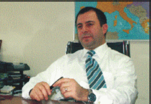 Domnul Kerem Sekizyarali, presedintele "Finans International Leasing IFN" din Bucuresti, s-a nascut la Istanbul, în anul 1968. A absolvit Facultatea de Stiinte Politice si detine MBA în domeniul institutiilor financiare-Business Administration. Este casatorit si are un fiu. Hobby: calatoriile si lectura. 