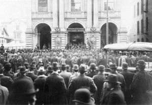 O mulţime de deponenţi aşteaptă în faţa Farmers and Mechanics Savings Bank din Minneapolis, SUA, în anii 1890.