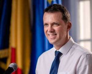 Ionuţ Moşteanu, USR: "Am văzut o ştire nouă şi tristă: datoria României a depăşit 50% din PIB. Este o veste foarte proastă şi arată că acest Guvern ne îndatorează pe noi şi generaţiile următoare şi nu înţelegem pe ce se duc banii". (Sursa foto: facebook / Ionuţ Moşteanu)