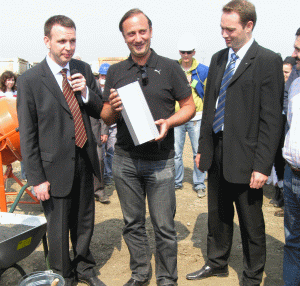The production hall will be built in one year.