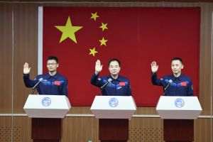 China va trimite un nou echipaj către staţia sa spaţială, iar în premieră şi un civil