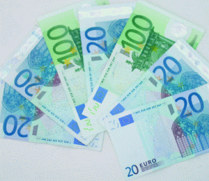 40% din creditele intermediate au fost în moneda europeană.