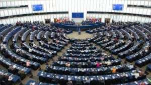 Parlamentul European votează o nouă regulă pentru responsabilizarea companiilor în privinţa mediului şi drepturilor omului