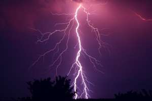 Cod roşu de ploi torenţiale şi descărcări electrice, în judeţele Olt, Dolj şi Vâlcea