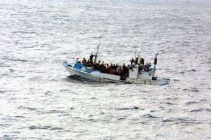 Londra urmează să cazeze aproximativ 1.000 de migranţi pe încă două barje 