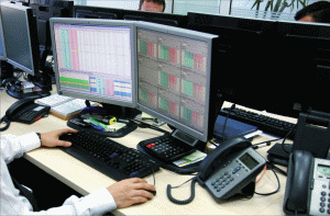Brokerii salută decizia CNVM, fiind de părere că implementarea conturilor globale poate aduce la Bursa de Valori Bucureşti (BVB) şi alte produse mult aşteptate, precum short-selling-ul .