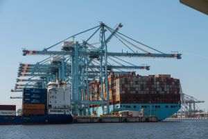 Comerţul global şi-a reluat, în aprilie, tendinţa anuală negativă din ultimele şase luni