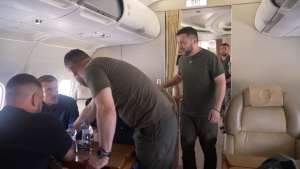 Zelenski i-a adus acasă pe comandanţii de la Azovstal eliberaţi de ruşi care ar fi trebuit să rămână în Turcia