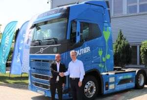 Volvo Trucks România a livrat primul autotractor Volvo FH Electric pentru Routier European Transport