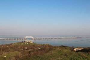 Traficul pe podul care leagă Crimeea de Rusia a fost întrerupt