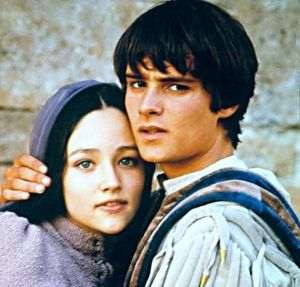 Romeo nu a supravieţuit violului -Olivia Hussey şi Leonard Whiting erau doar adolescenţi când au electrizat publicul în versiunea din 1968 a filmului "Romeo şi Julieta", regizat de Franco Zeffirelli. Filmul a fost un succes şi a fost nominalizat la patru premii Oscar, dar a stârnit şi controverse cu privire la o scenă de dormitor care includea imagini cu fesele lui Whiting şi sânii goi ai lui Hussey. La începutul acestui an, la vârste aproximând 70 de ani, Hussey şi Whiting au intentat un proces la Curtea Superioară din Santa Monica, acuzând studiourile Paramount că i-a exploatat sexual şi că a distribuit imagini nud cu copii adolescenţi, căci, la data filmării, Olivia avea 15 ani, iar Leonard, 16. Ei solicită despăgubiri care "se crede că depăşesc 500 de milioane de dolari".Începutul scenei a V-a, din Actul al III-lea al piesei de teatru "Romeo şi Julieta" a lui William Shakespeare îi prezintă pe cei doi îndrăgostiţi în iatacul Julietei, dimineaţa, după o noapte petrecută împreună, împrejurare care lasă să se înţeleagă că au împlinit un act sexual. Julieta are vârsta de 13 ani (conform mamei sale, care precizează: "Ea nu a împlinit încă paisprezece ani" (Actul 1, Scena 3). În pofida faptului că majoritatea istoricilor literari îi atribuie personajului Romeo vârsta de 16 ani, ea, totuşi, nu este indicată de Shakespeare, ci doar în una din sursele sale majore - povestea "Rhomeo şi Julietta", în romanul 25 din "Palatul plăcerii" al lui William Painter, publicat în 1567. Acolo, personajul Rhomeo, "din familia Montesches", are "vârsta de 20 sau 21 de ani". Considerată în mod general ca o emblemă a iubirii, legătura dintre Romeo şi Julieta este încadrată de legislaţia noastră drept viol - închisoare de la 5 la 10 ani.Din păcate, Romeo nu a supravieţuit violului, ca să-şi ispăşească pedeapsa. (M.S.)